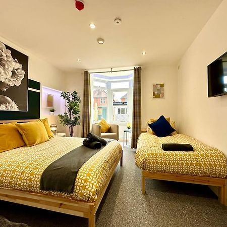 Massive New 8 Bedroom House Sleeps Up To 21 - Accepts Groups - Great Location - Free Parking - Fast Wifi - Smart Tvs - Sleeps Up To 21 People - Close To Bournemouth & Poole Town Centre & Sandbanks Exterior photo