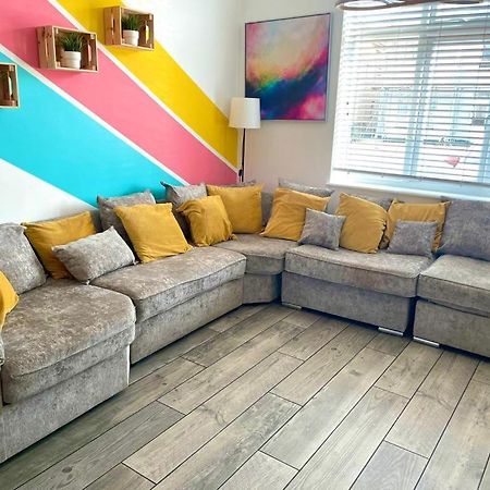 Massive New 8 Bedroom House Sleeps Up To 21 - Accepts Groups - Great Location - Free Parking - Fast Wifi - Smart Tvs - Sleeps Up To 21 People - Close To Bournemouth & Poole Town Centre & Sandbanks Exterior photo