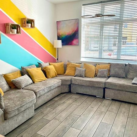 Massive New 8 Bedroom House Sleeps Up To 21 - Accepts Groups - Great Location - Free Parking - Fast Wifi - Smart Tvs - Sleeps Up To 21 People - Close To Bournemouth & Poole Town Centre & Sandbanks Exterior photo