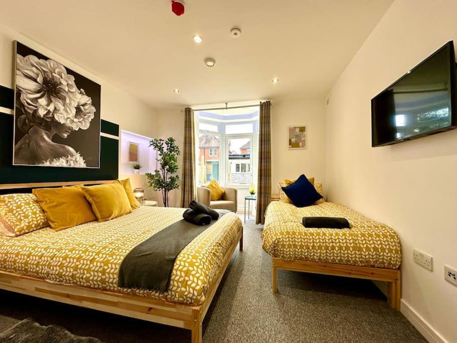 Massive New 8 Bedroom House Sleeps Up To 21 - Accepts Groups - Great Location - Free Parking - Fast Wifi - Smart Tvs - Sleeps Up To 21 People - Close To Bournemouth & Poole Town Centre & Sandbanks Exterior photo