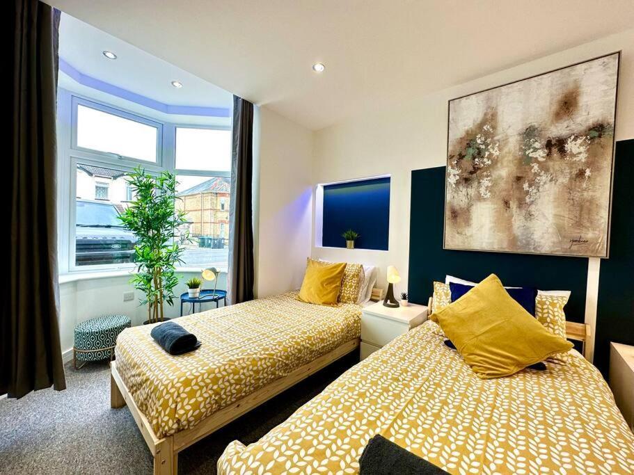 Massive New 8 Bedroom House Sleeps Up To 21 - Accepts Groups - Great Location - Free Parking - Fast Wifi - Smart Tvs - Sleeps Up To 21 People - Close To Bournemouth & Poole Town Centre & Sandbanks Exterior photo