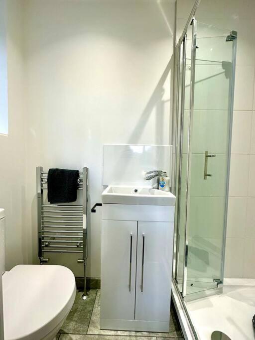 Massive New 8 Bedroom House Sleeps Up To 21 - Accepts Groups - Great Location - Free Parking - Fast Wifi - Smart Tvs - Sleeps Up To 21 People - Close To Bournemouth & Poole Town Centre & Sandbanks Exterior photo