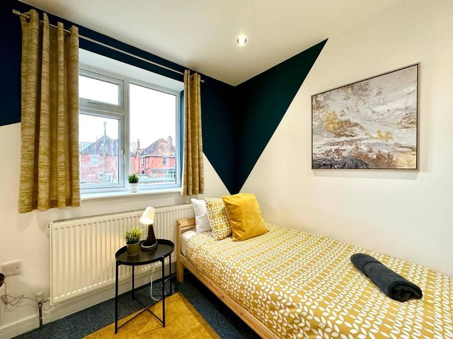 Massive New 8 Bedroom House Sleeps Up To 21 - Accepts Groups - Great Location - Free Parking - Fast Wifi - Smart Tvs - Sleeps Up To 21 People - Close To Bournemouth & Poole Town Centre & Sandbanks Exterior photo