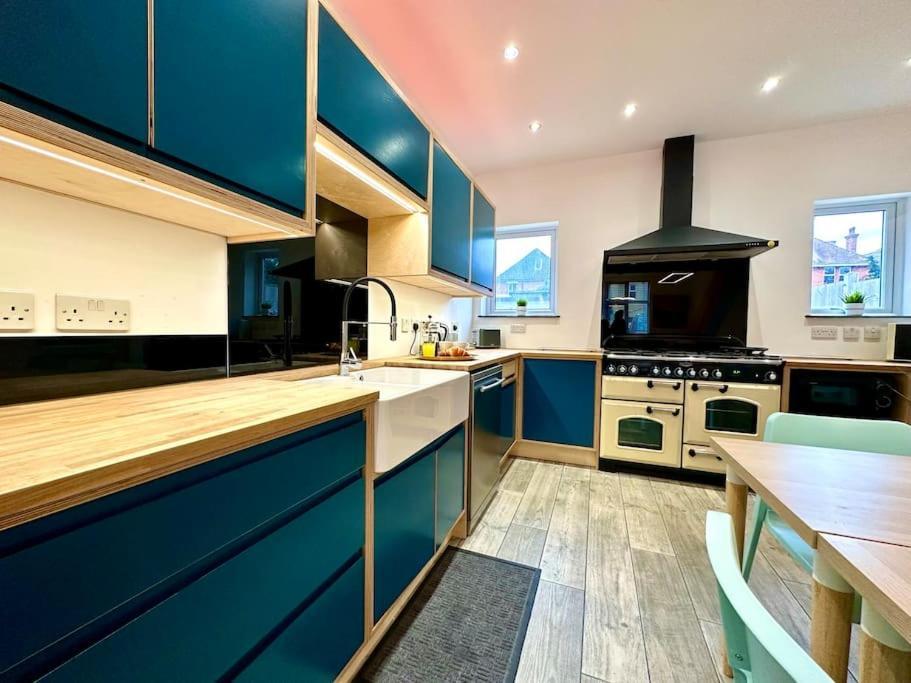 Massive New 8 Bedroom House Sleeps Up To 21 - Accepts Groups - Great Location - Free Parking - Fast Wifi - Smart Tvs - Sleeps Up To 21 People - Close To Bournemouth & Poole Town Centre & Sandbanks Exterior photo