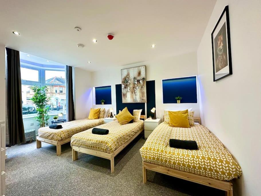 Massive New 8 Bedroom House Sleeps Up To 21 - Accepts Groups - Great Location - Free Parking - Fast Wifi - Smart Tvs - Sleeps Up To 21 People - Close To Bournemouth & Poole Town Centre & Sandbanks Exterior photo