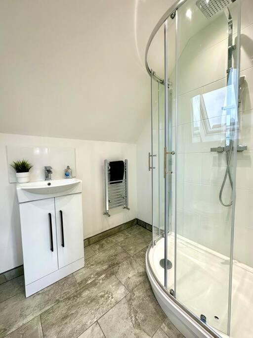 Massive New 8 Bedroom House Sleeps Up To 21 - Accepts Groups - Great Location - Free Parking - Fast Wifi - Smart Tvs - Sleeps Up To 21 People - Close To Bournemouth & Poole Town Centre & Sandbanks Exterior photo