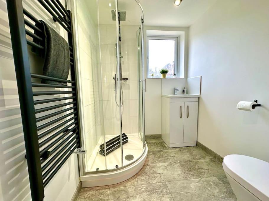 Massive New 8 Bedroom House Sleeps Up To 21 - Accepts Groups - Great Location - Free Parking - Fast Wifi - Smart Tvs - Sleeps Up To 21 People - Close To Bournemouth & Poole Town Centre & Sandbanks Exterior photo