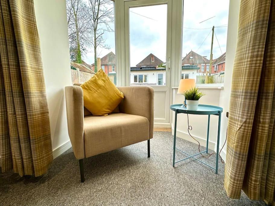 Massive New 8 Bedroom House Sleeps Up To 21 - Accepts Groups - Great Location - Free Parking - Fast Wifi - Smart Tvs - Sleeps Up To 21 People - Close To Bournemouth & Poole Town Centre & Sandbanks Exterior photo