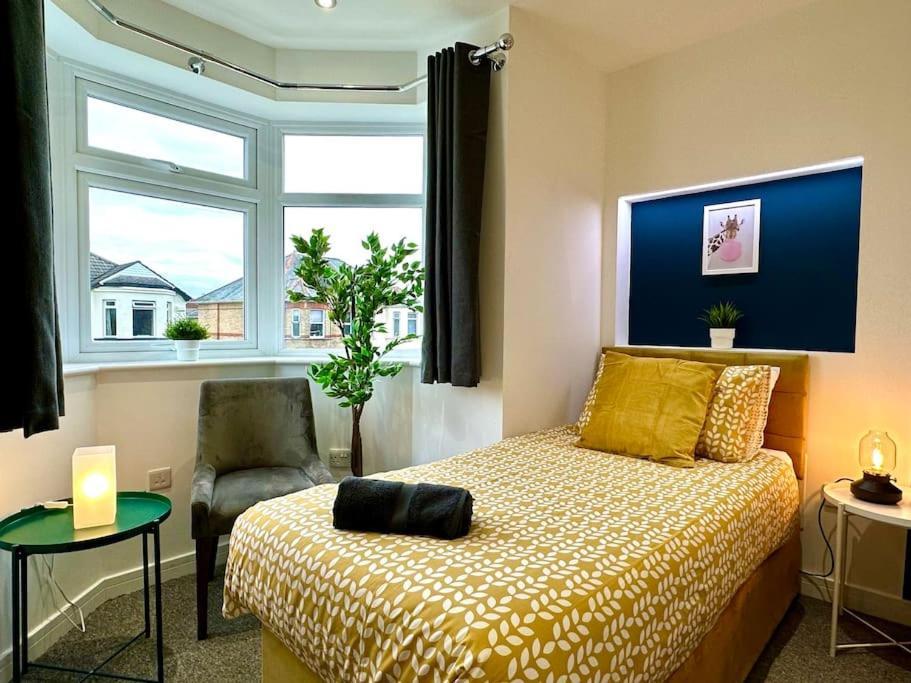 Massive New 8 Bedroom House Sleeps Up To 21 - Accepts Groups - Great Location - Free Parking - Fast Wifi - Smart Tvs - Sleeps Up To 21 People - Close To Bournemouth & Poole Town Centre & Sandbanks Exterior photo