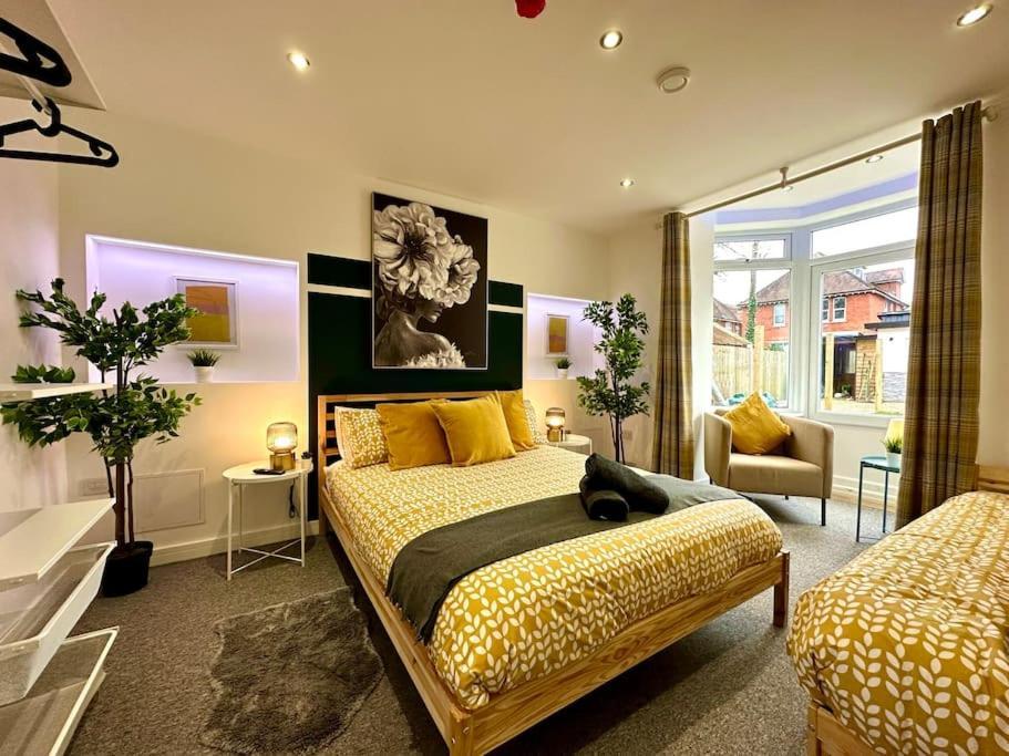 Massive New 8 Bedroom House Sleeps Up To 21 - Accepts Groups - Great Location - Free Parking - Fast Wifi - Smart Tvs - Sleeps Up To 21 People - Close To Bournemouth & Poole Town Centre & Sandbanks Exterior photo