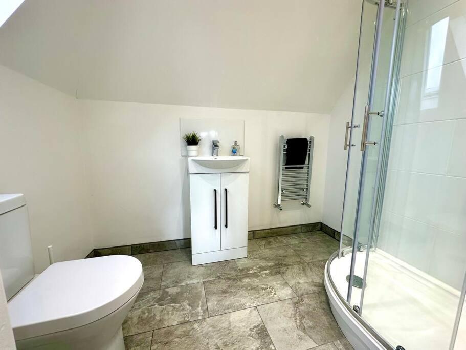 Massive New 8 Bedroom House Sleeps Up To 21 - Accepts Groups - Great Location - Free Parking - Fast Wifi - Smart Tvs - Sleeps Up To 21 People - Close To Bournemouth & Poole Town Centre & Sandbanks Exterior photo