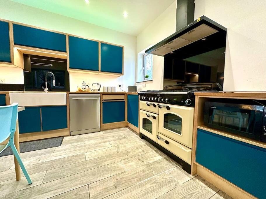Massive New 8 Bedroom House Sleeps Up To 21 - Accepts Groups - Great Location - Free Parking - Fast Wifi - Smart Tvs - Sleeps Up To 21 People - Close To Bournemouth & Poole Town Centre & Sandbanks Exterior photo