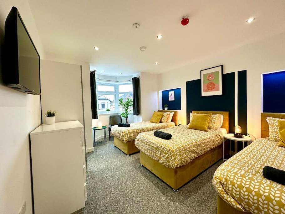 Massive New 8 Bedroom House Sleeps Up To 21 - Accepts Groups - Great Location - Free Parking - Fast Wifi - Smart Tvs - Sleeps Up To 21 People - Close To Bournemouth & Poole Town Centre & Sandbanks Exterior photo