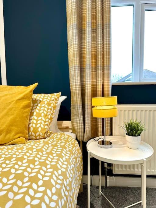 Massive New 8 Bedroom House Sleeps Up To 21 - Accepts Groups - Great Location - Free Parking - Fast Wifi - Smart Tvs - Sleeps Up To 21 People - Close To Bournemouth & Poole Town Centre & Sandbanks Exterior photo