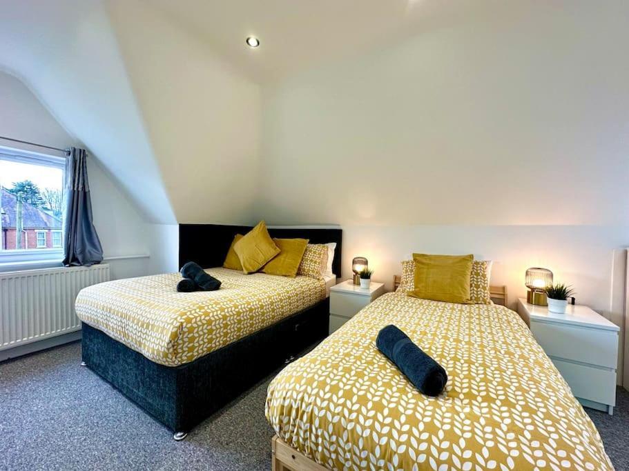Massive New 8 Bedroom House Sleeps Up To 21 - Accepts Groups - Great Location - Free Parking - Fast Wifi - Smart Tvs - Sleeps Up To 21 People - Close To Bournemouth & Poole Town Centre & Sandbanks Exterior photo