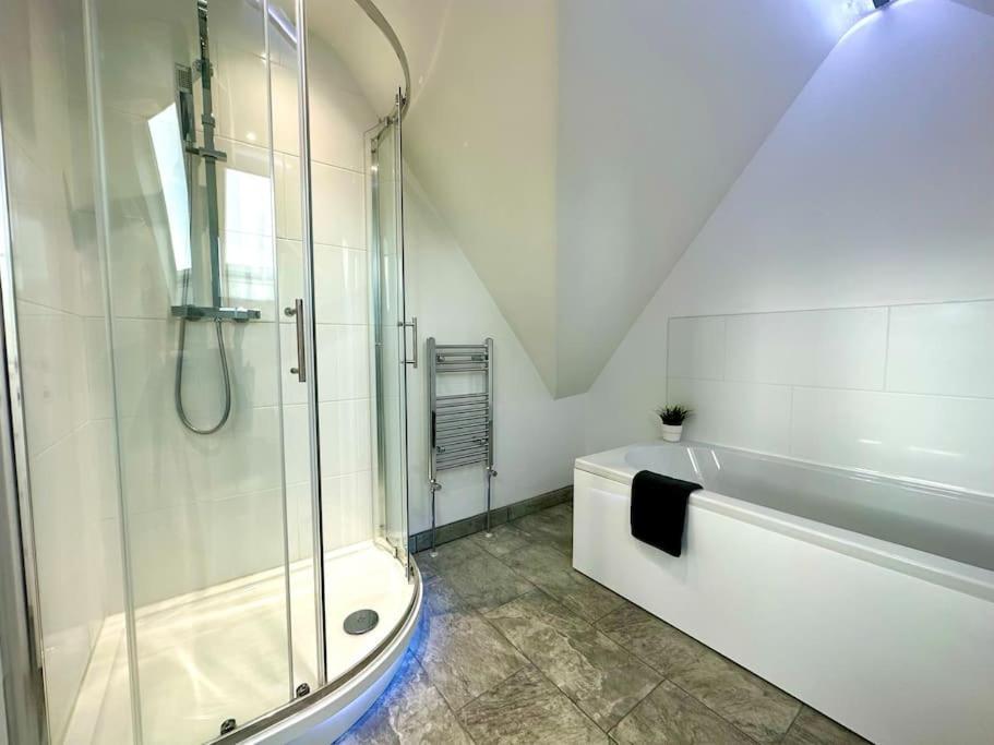 Massive New 8 Bedroom House Sleeps Up To 21 - Accepts Groups - Great Location - Free Parking - Fast Wifi - Smart Tvs - Sleeps Up To 21 People - Close To Bournemouth & Poole Town Centre & Sandbanks Exterior photo