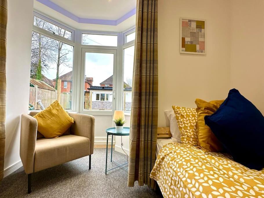 Massive New 8 Bedroom House Sleeps Up To 21 - Accepts Groups - Great Location - Free Parking - Fast Wifi - Smart Tvs - Sleeps Up To 21 People - Close To Bournemouth & Poole Town Centre & Sandbanks Exterior photo