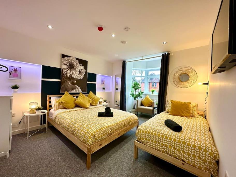 Massive New 8 Bedroom House Sleeps Up To 21 - Accepts Groups - Great Location - Free Parking - Fast Wifi - Smart Tvs - Sleeps Up To 21 People - Close To Bournemouth & Poole Town Centre & Sandbanks Exterior photo