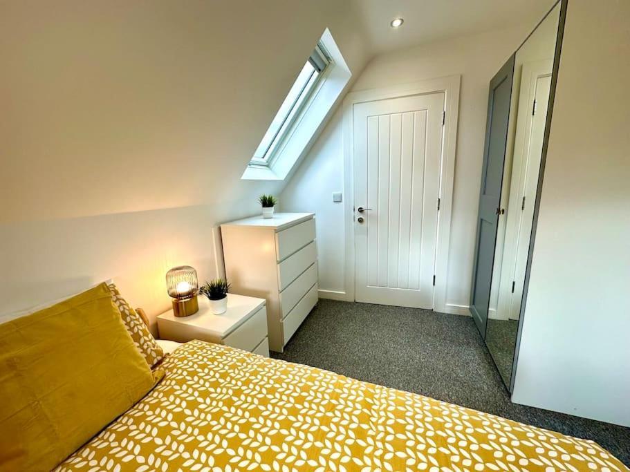 Massive New 8 Bedroom House Sleeps Up To 21 - Accepts Groups - Great Location - Free Parking - Fast Wifi - Smart Tvs - Sleeps Up To 21 People - Close To Bournemouth & Poole Town Centre & Sandbanks Exterior photo