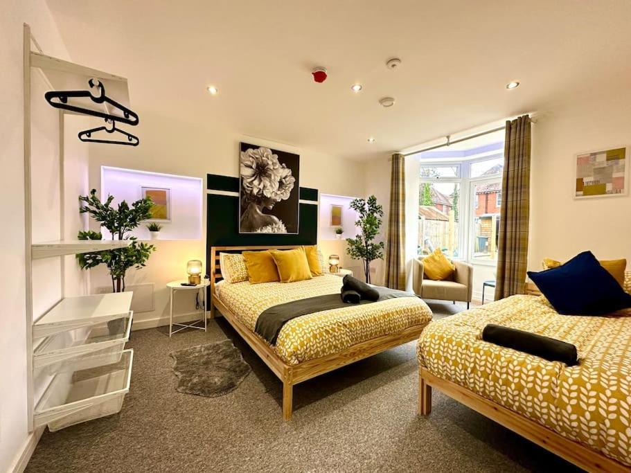 Massive New 8 Bedroom House Sleeps Up To 21 - Accepts Groups - Great Location - Free Parking - Fast Wifi - Smart Tvs - Sleeps Up To 21 People - Close To Bournemouth & Poole Town Centre & Sandbanks Exterior photo