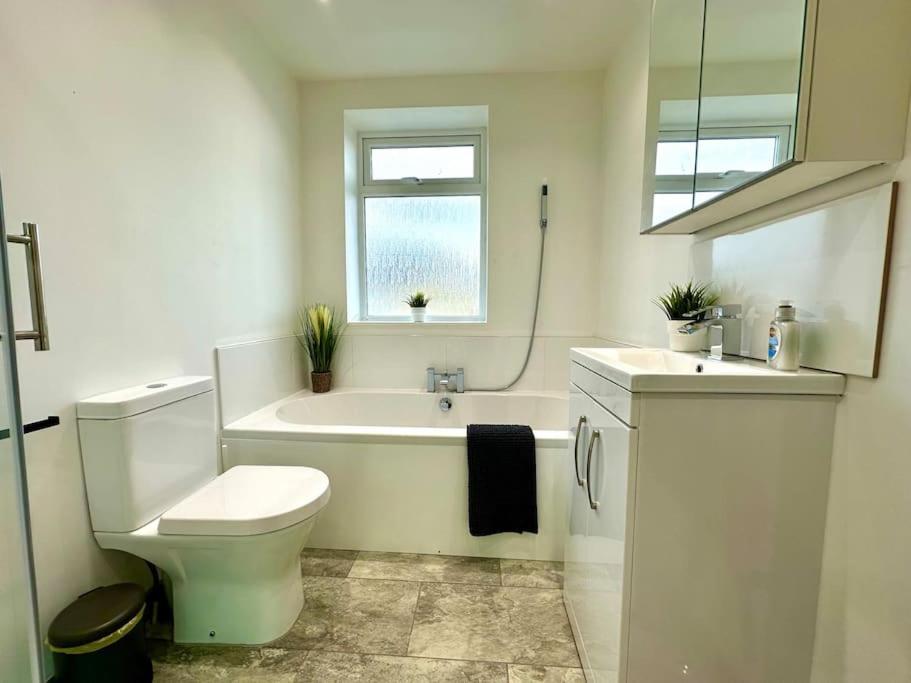 Massive New 8 Bedroom House Sleeps Up To 21 - Accepts Groups - Great Location - Free Parking - Fast Wifi - Smart Tvs - Sleeps Up To 21 People - Close To Bournemouth & Poole Town Centre & Sandbanks Exterior photo