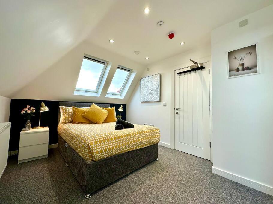 Massive New 8 Bedroom House Sleeps Up To 21 - Accepts Groups - Great Location - Free Parking - Fast Wifi - Smart Tvs - Sleeps Up To 21 People - Close To Bournemouth & Poole Town Centre & Sandbanks Exterior photo