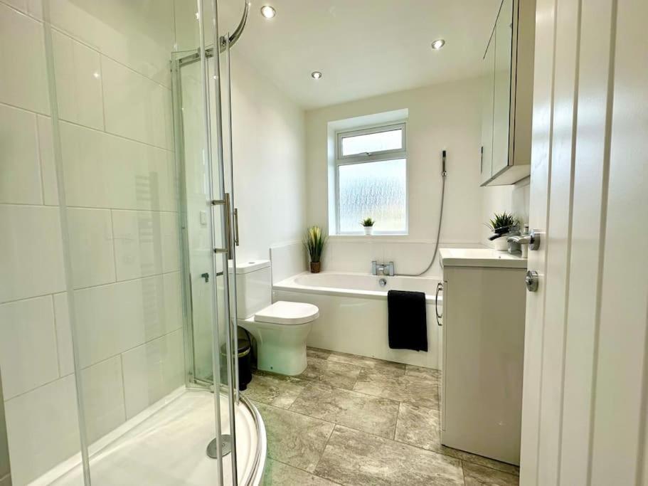 Massive New 8 Bedroom House Sleeps Up To 21 - Accepts Groups - Great Location - Free Parking - Fast Wifi - Smart Tvs - Sleeps Up To 21 People - Close To Bournemouth & Poole Town Centre & Sandbanks Exterior photo