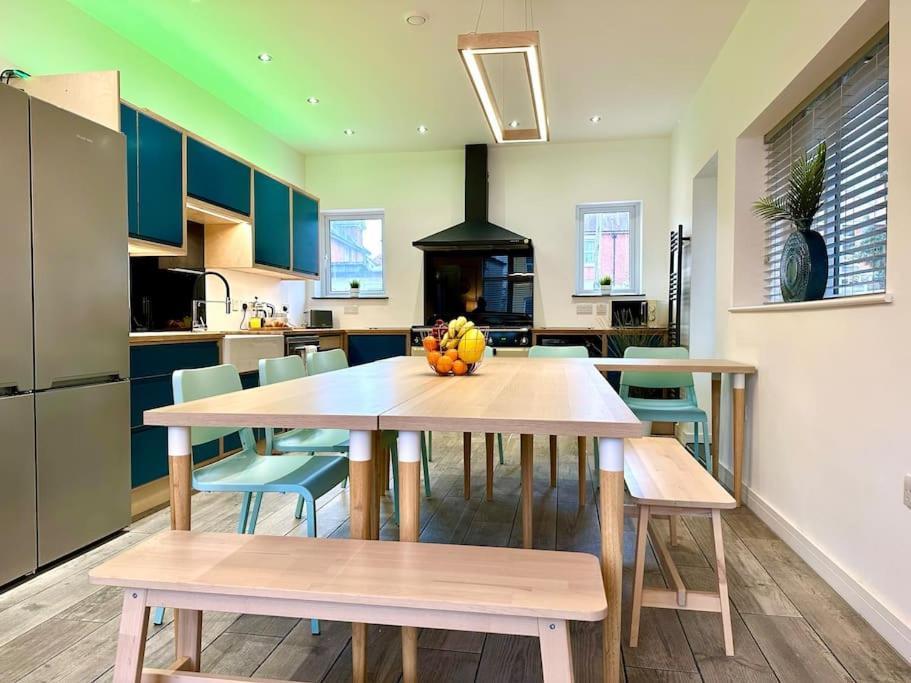Massive New 8 Bedroom House Sleeps Up To 21 - Accepts Groups - Great Location - Free Parking - Fast Wifi - Smart Tvs - Sleeps Up To 21 People - Close To Bournemouth & Poole Town Centre & Sandbanks Exterior photo
