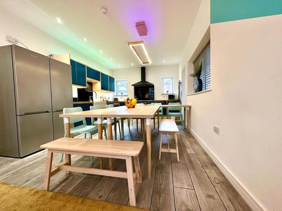 Massive New 8 Bedroom House Sleeps Up To 21 - Accepts Groups - Great Location - Free Parking - Fast Wifi - Smart Tvs - Sleeps Up To 21 People - Close To Bournemouth & Poole Town Centre & Sandbanks Exterior photo