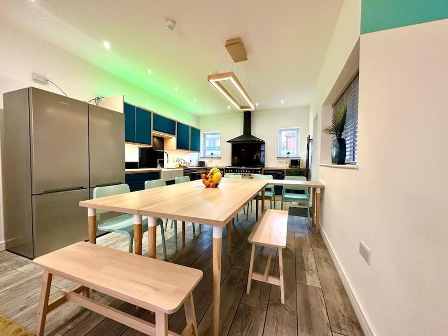 Massive New 8 Bedroom House Sleeps Up To 21 - Accepts Groups - Great Location - Free Parking - Fast Wifi - Smart Tvs - Sleeps Up To 21 People - Close To Bournemouth & Poole Town Centre & Sandbanks Exterior photo