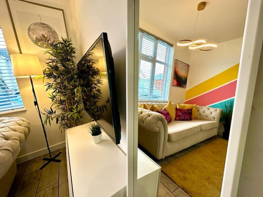Massive New 8 Bedroom House Sleeps Up To 21 - Accepts Groups - Great Location - Free Parking - Fast Wifi - Smart Tvs - Sleeps Up To 21 People - Close To Bournemouth & Poole Town Centre & Sandbanks Exterior photo