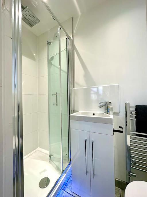 Massive New 8 Bedroom House Sleeps Up To 21 - Accepts Groups - Great Location - Free Parking - Fast Wifi - Smart Tvs - Sleeps Up To 21 People - Close To Bournemouth & Poole Town Centre & Sandbanks Exterior photo