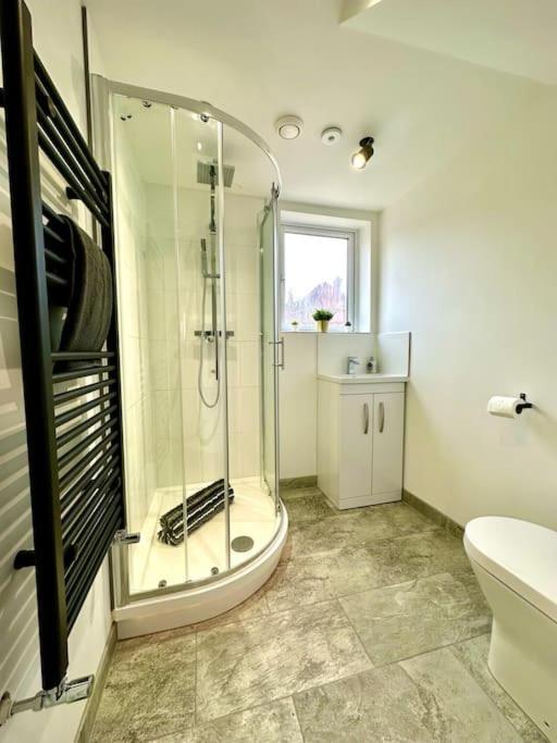 Massive New 8 Bedroom House Sleeps Up To 21 - Accepts Groups - Great Location - Free Parking - Fast Wifi - Smart Tvs - Sleeps Up To 21 People - Close To Bournemouth & Poole Town Centre & Sandbanks Exterior photo