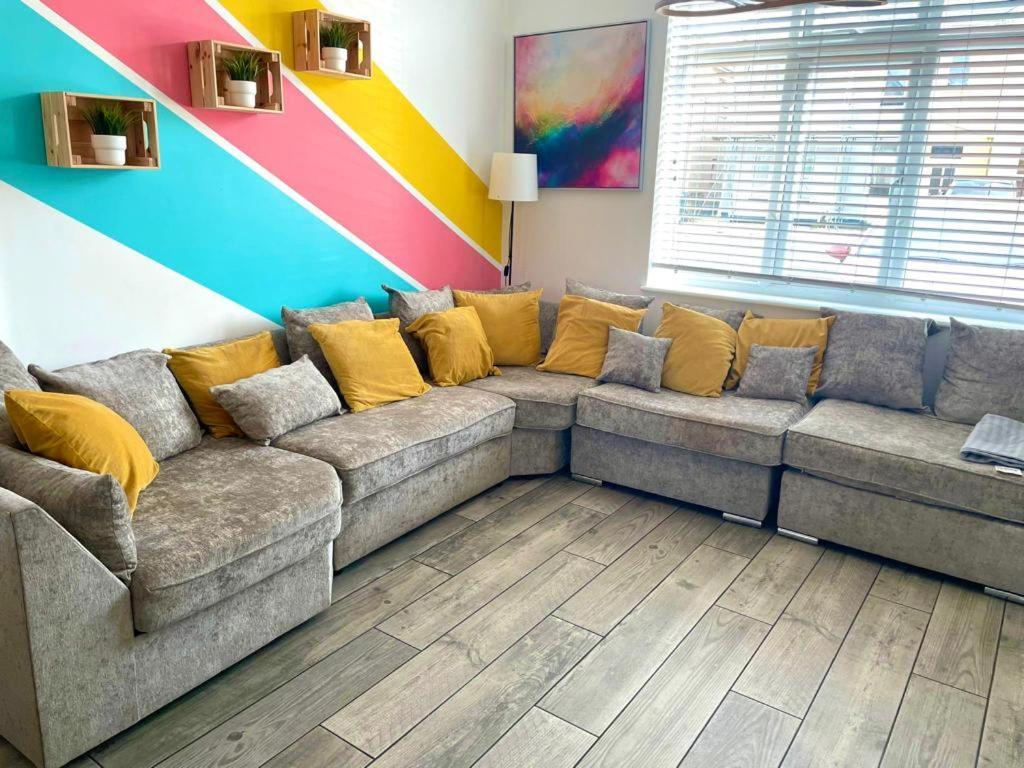 Massive New 8 Bedroom House Sleeps Up To 21 - Accepts Groups - Great Location - Free Parking - Fast Wifi - Smart Tvs - Sleeps Up To 21 People - Close To Bournemouth & Poole Town Centre & Sandbanks Exterior photo