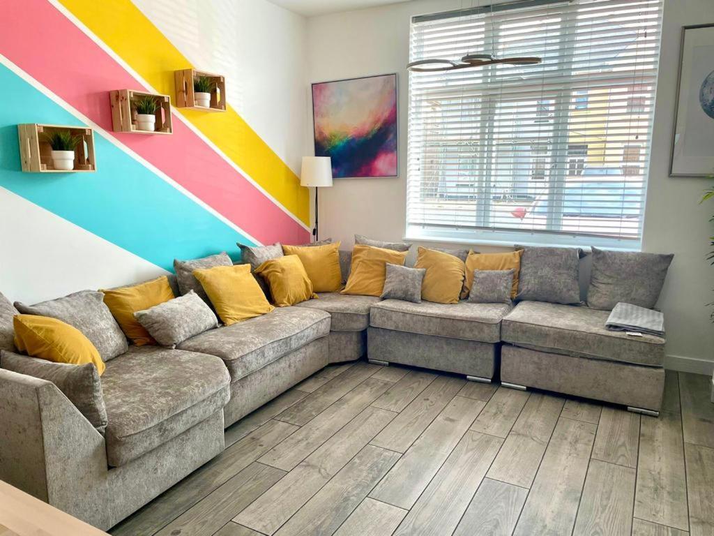 Massive New 8 Bedroom House Sleeps Up To 21 - Accepts Groups - Great Location - Free Parking - Fast Wifi - Smart Tvs - Sleeps Up To 21 People - Close To Bournemouth & Poole Town Centre & Sandbanks Exterior photo